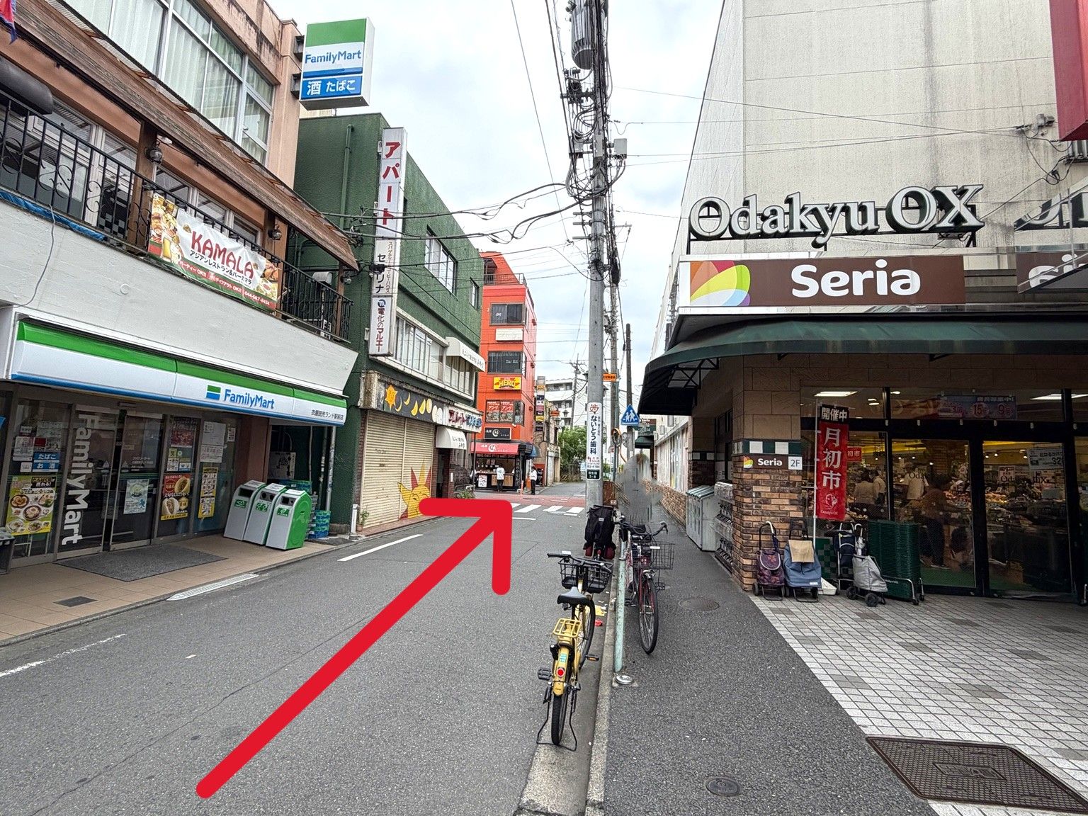 Odakyu OX読売ランド店とファミリーマート読売ランド駅前店の間を直進します