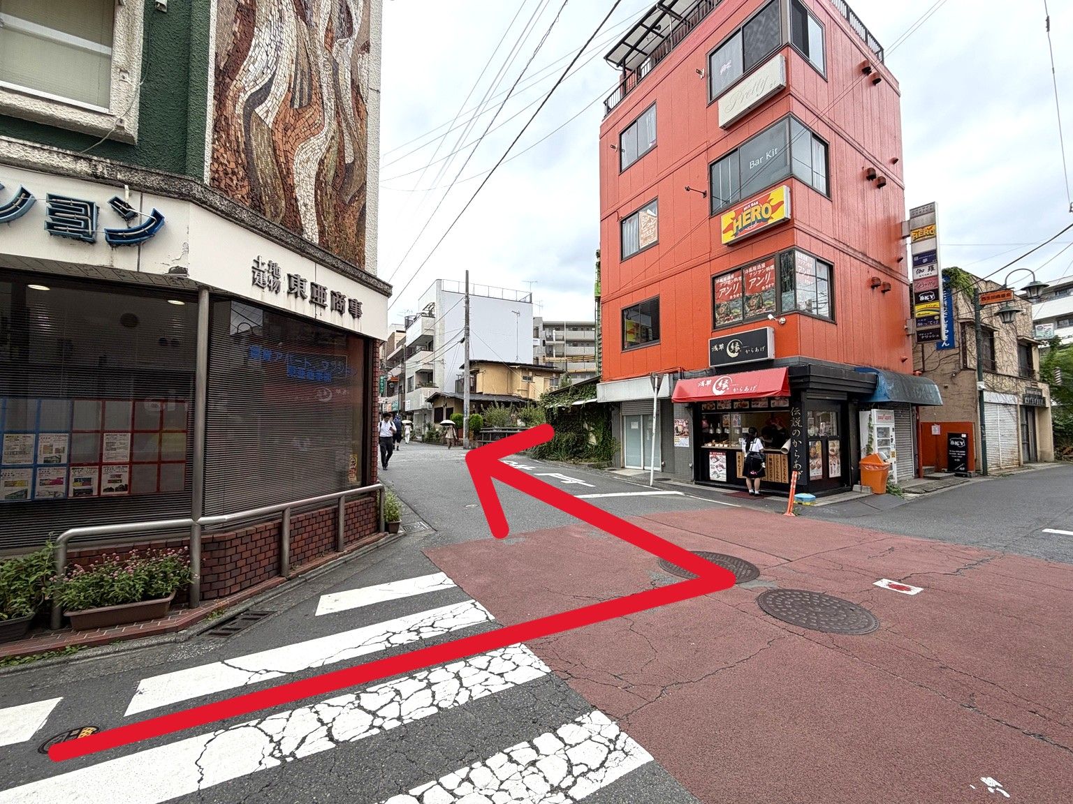 角にからあげ縁 読売ランド駅前店が見えたら左折します