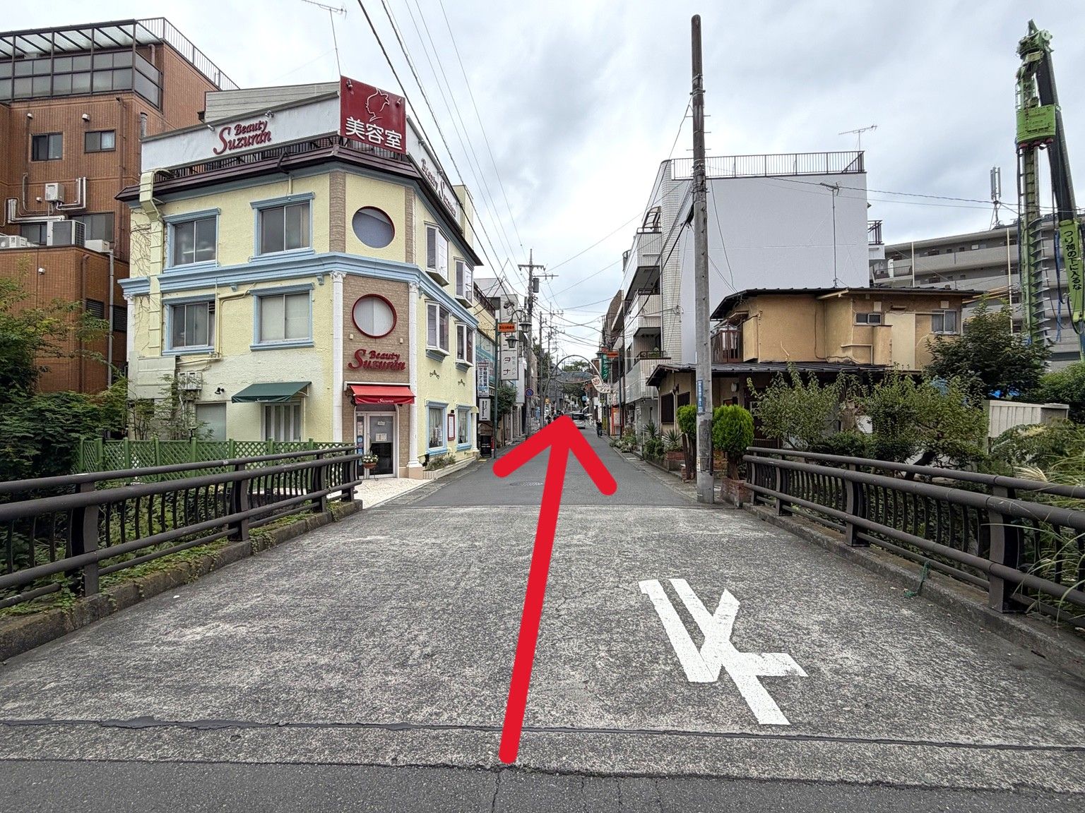 小さな橋を渡ります