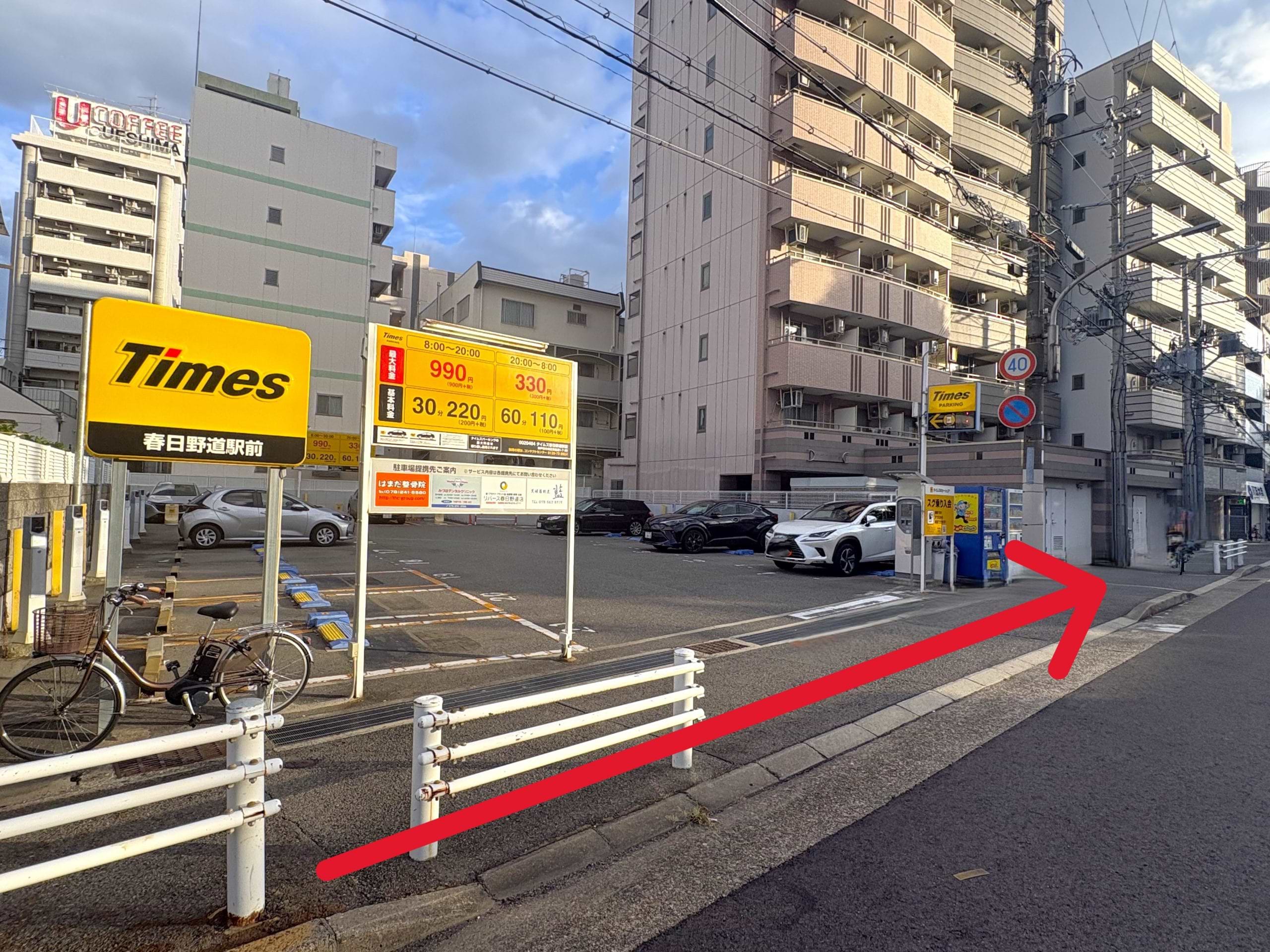 そのまま100mほど直進していただきますと、左手に当店がございます