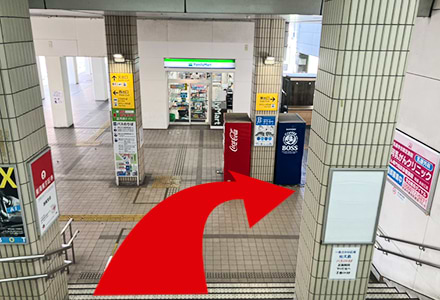 改札を出てから正面階段を下り、右手（東側）へ進みます。