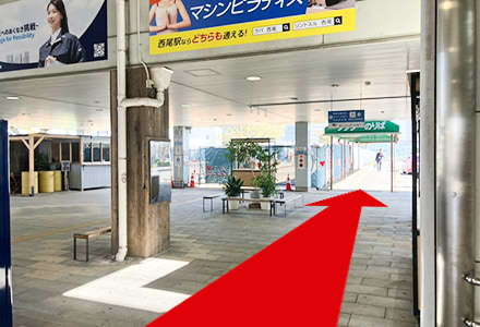 緑色の看板のタクシー乗り場を目指して進みます。