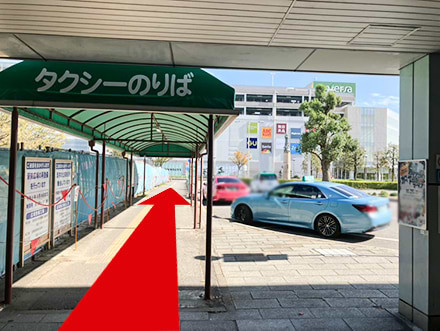 目の前に見える建物がヴェルサウォーク西尾です。<br />