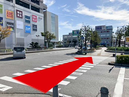 信号のない横断歩道を右に進みます。
