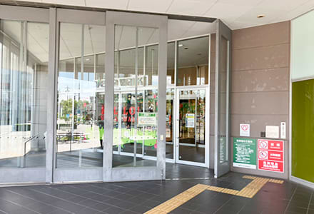 館の角に入口がありますので、館内へお入りください。