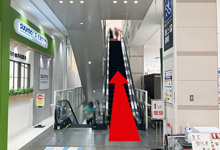 右手のエスカレーターで2階へ向かいます。