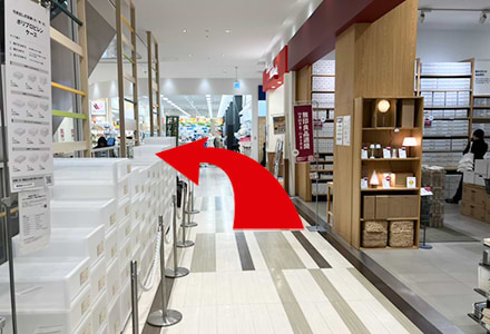 無印良品さんが見えるので、左へ進みます。
