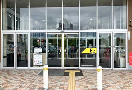 E2「ATM側入口」から館内に入ります。