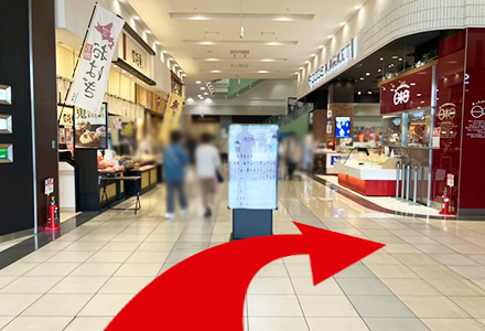 入口を入って左手に進むとATMコーナーがございますので、右手にお進みください。