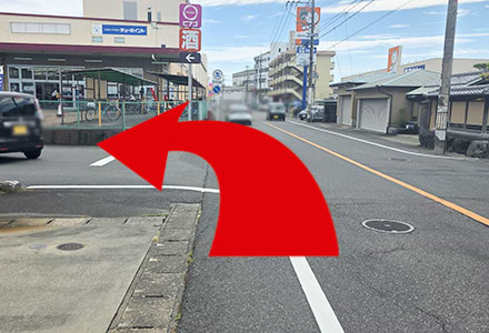 交差点を反対側に渡り、左折します。