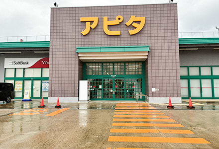 南側入口より館内へお入りください。