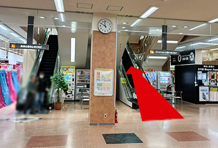 エスカレーターを上り、2階へ進みます。
