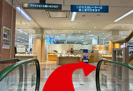 2階へ到着したら、ジュエリー店を右に曲がります。