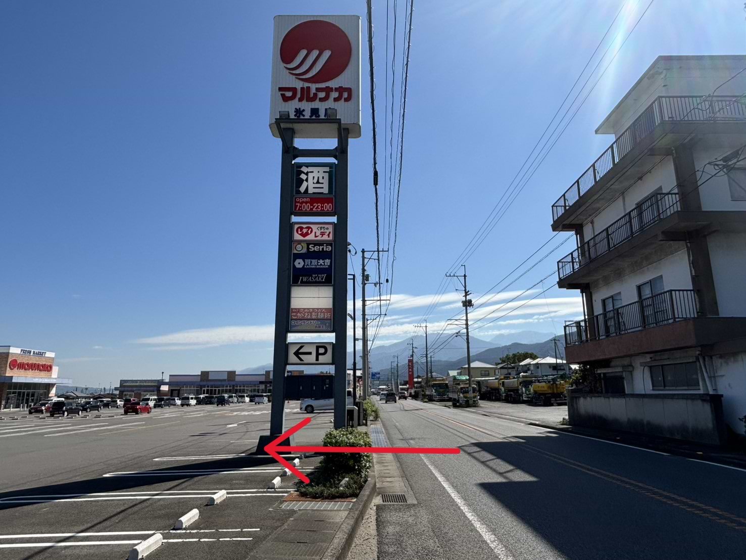 駐車場を左折、もしくは右折にてお入りください