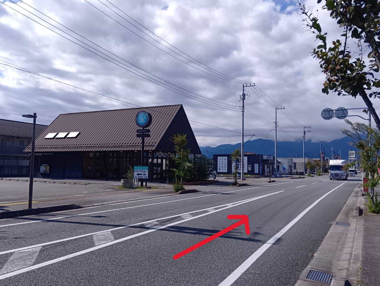 そのまま直進すると、ワールドカフェ甲府昭和店さまの隣に店舗がございます