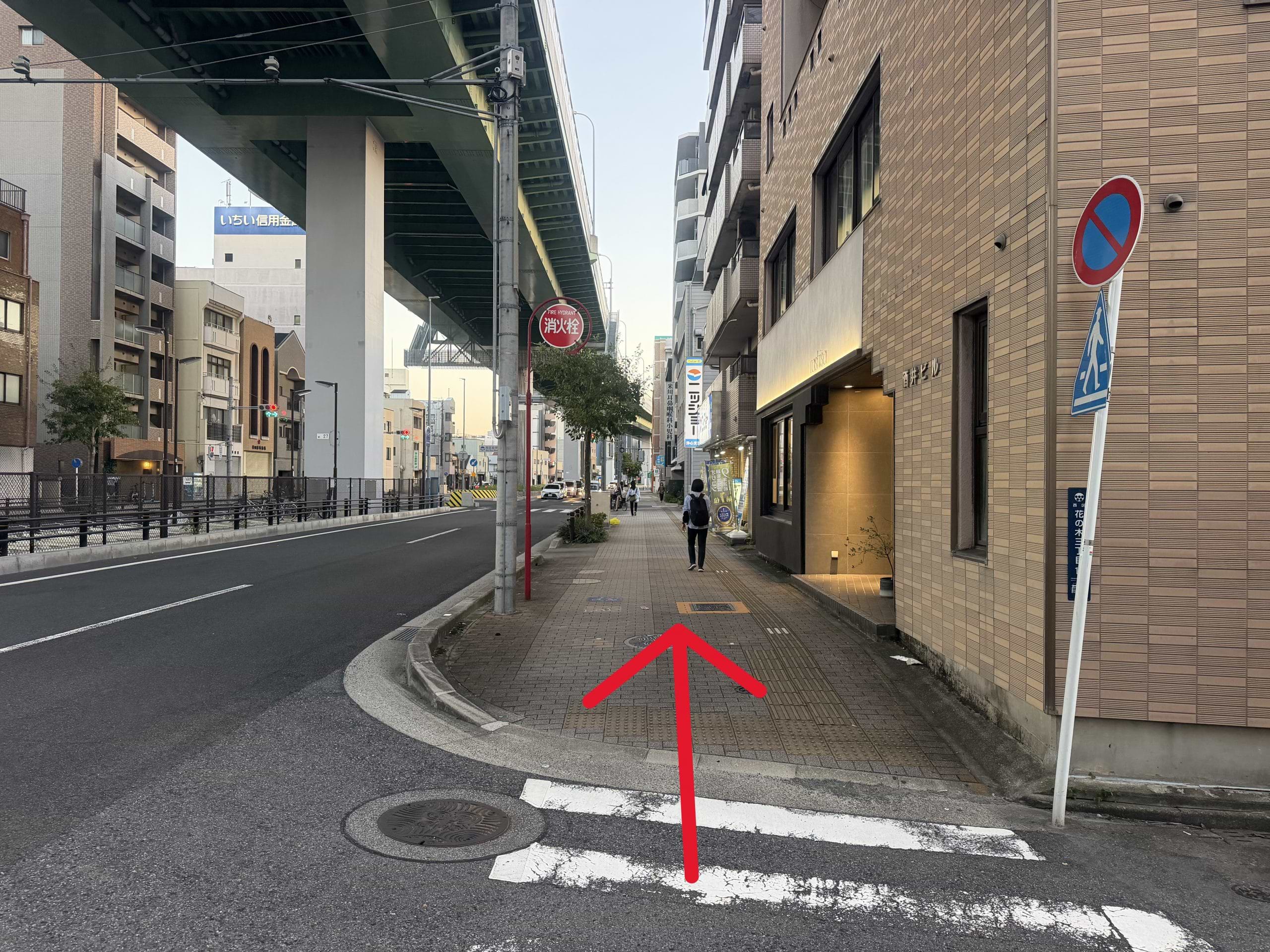 しばらく直進（徒歩約2分）しますと右手に当店がございます
