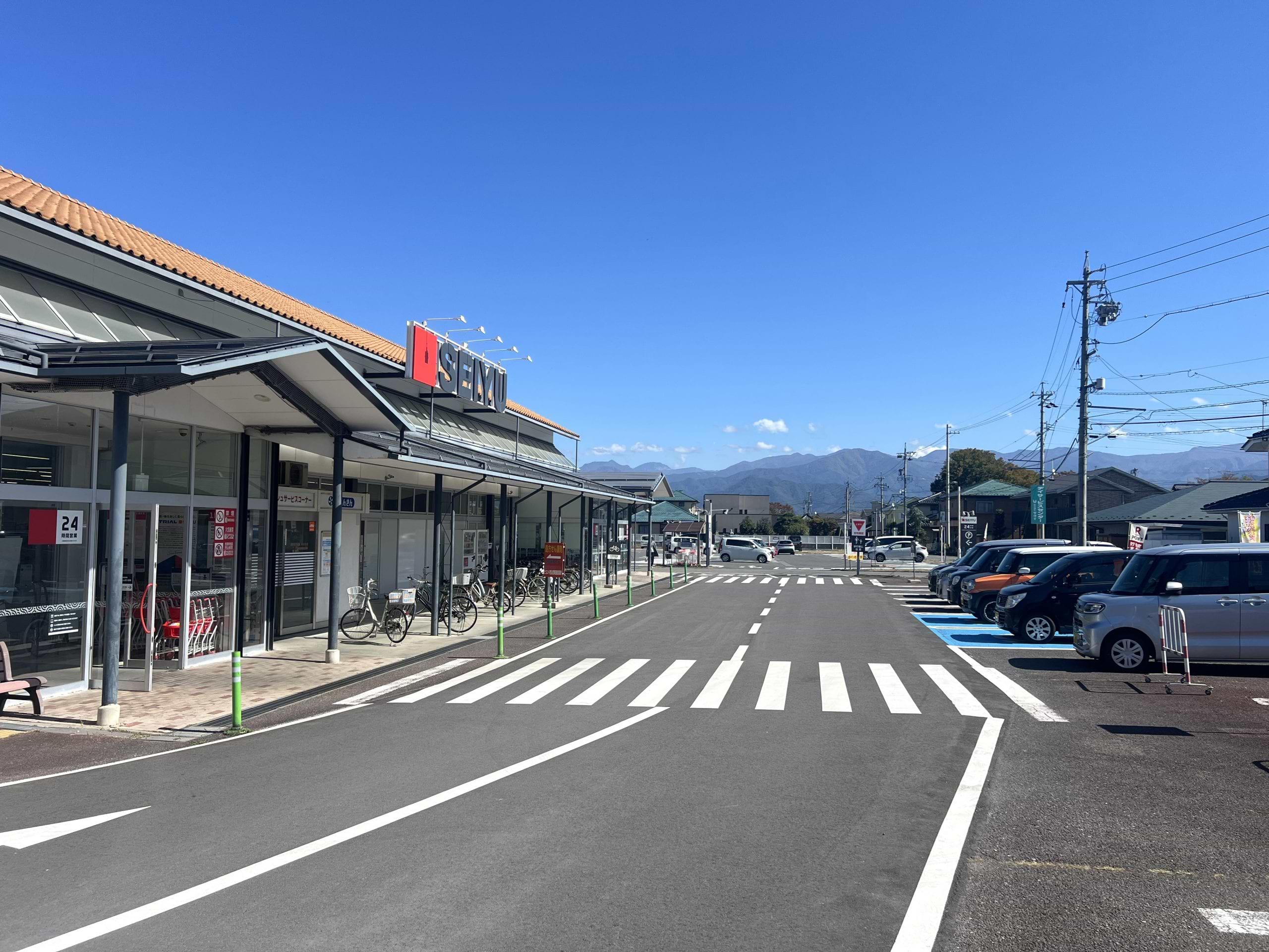 施設入口近くに駐車していただくか、奥に直進しますと大型駐車場がございます