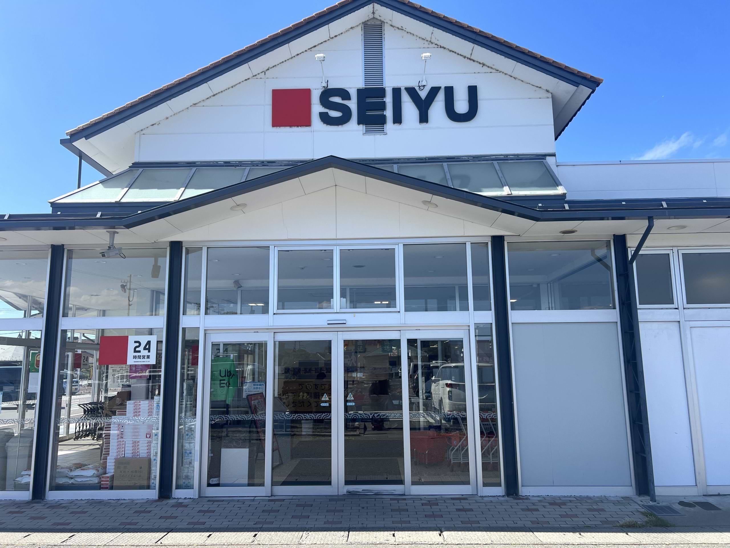 施設東側の入口から入店します