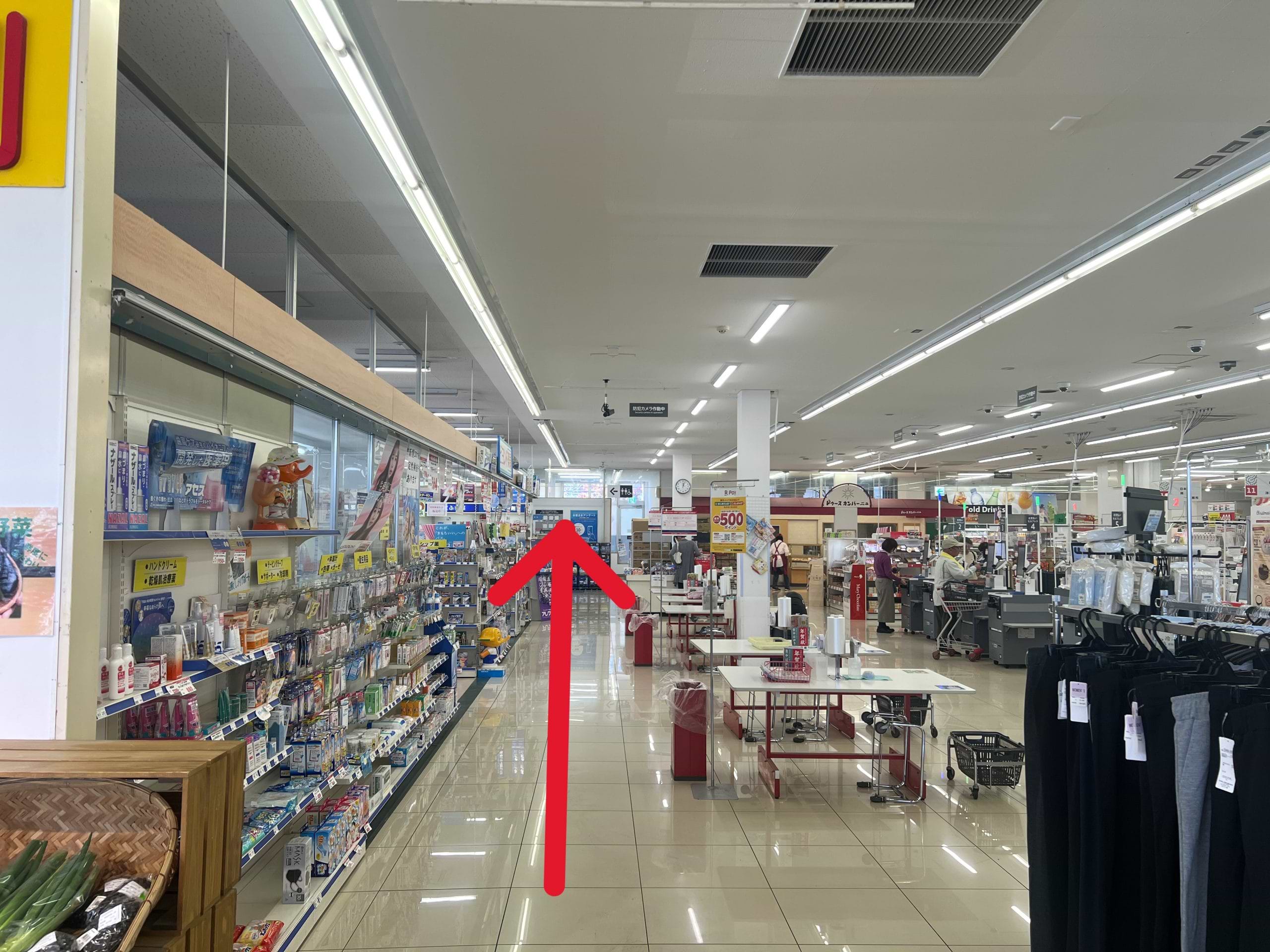 そのまま直進しますとパン屋さんの<br />
お隣に当店がございます