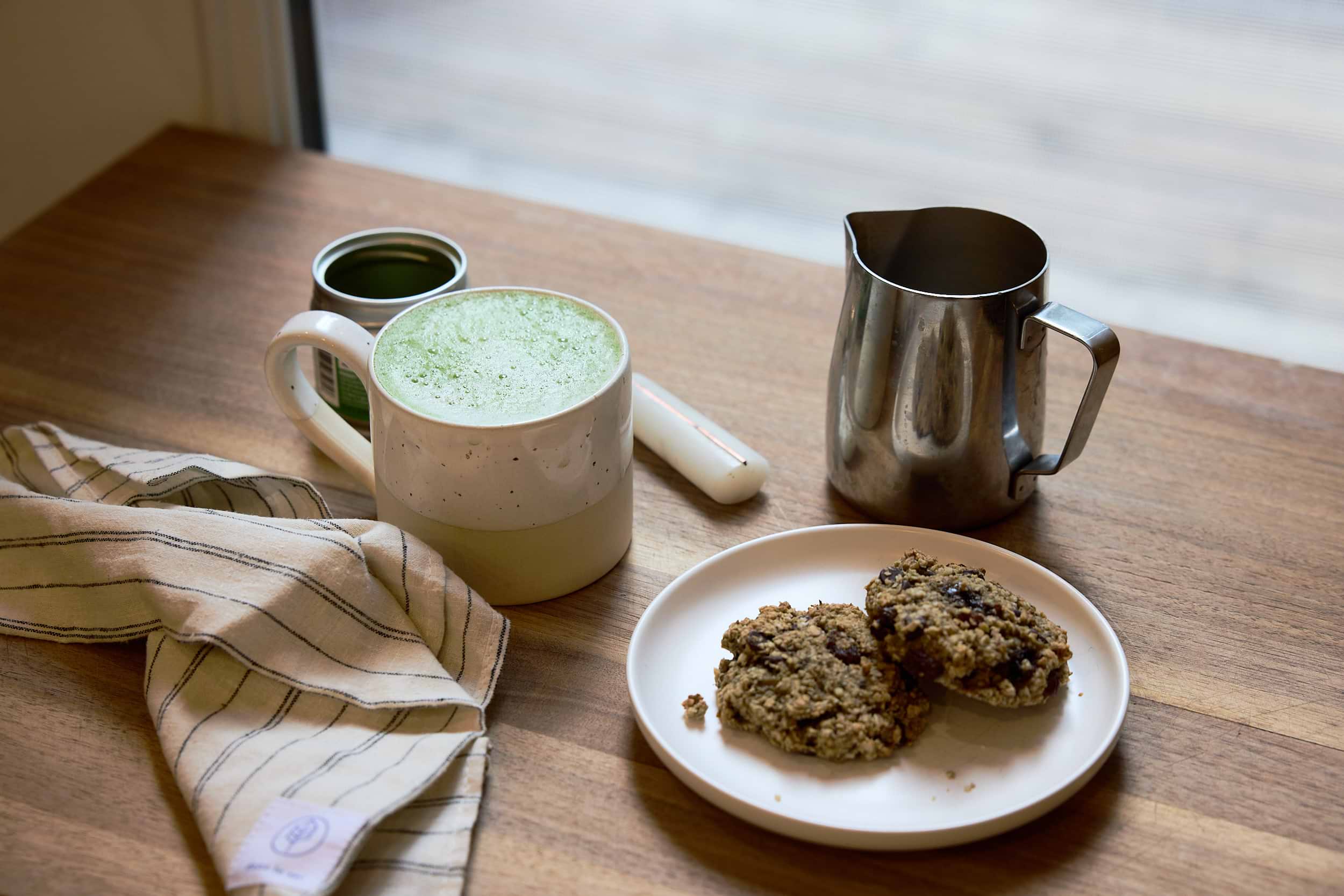 matcha latte and cookies