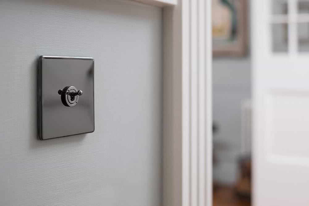Black Nickel Vs Polished Chrome - What's The Difference?