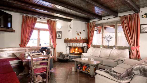 The cosy lounge with open fireplace