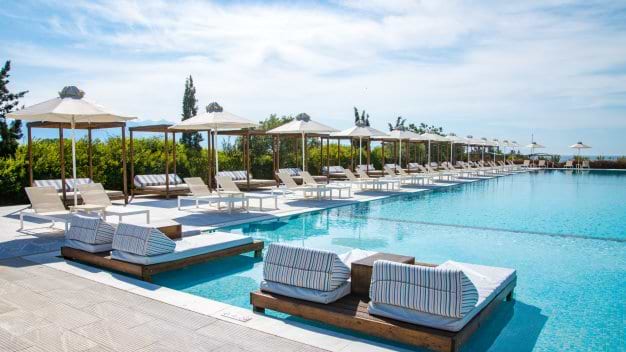 Swimming pool and sun loungers at Buca Beach Club