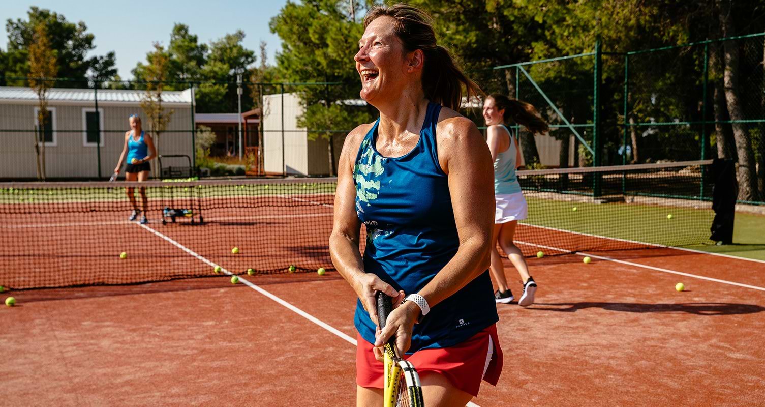 WOMAN PLAYING TENNIS