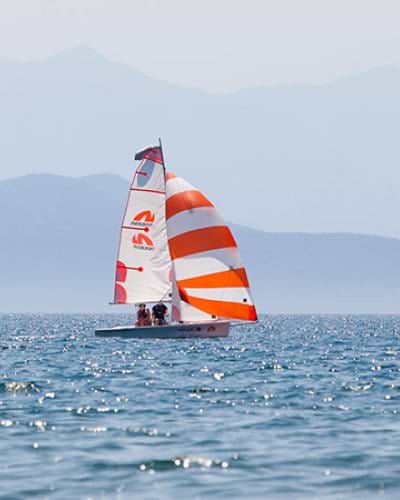 Dinghy sailing with asymmetric spinnaker 