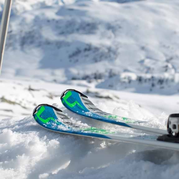skis 