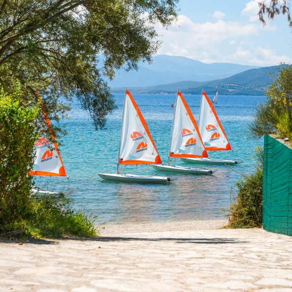 Walk from the tennis courts to the beach at Vounaki Beach Club