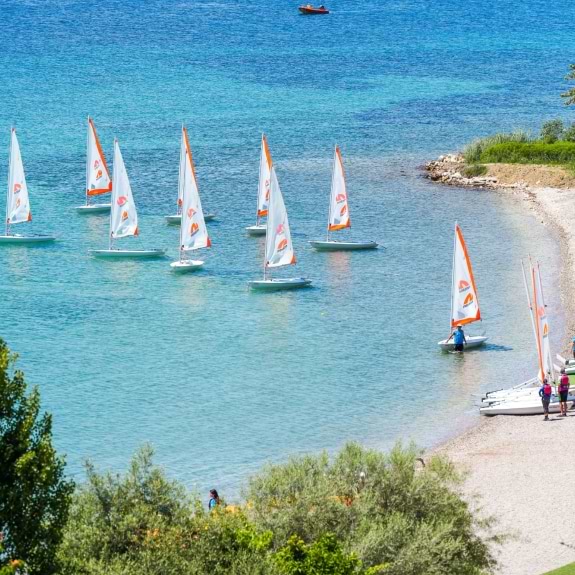 Sailing from the beach at Vounaki Beach Club