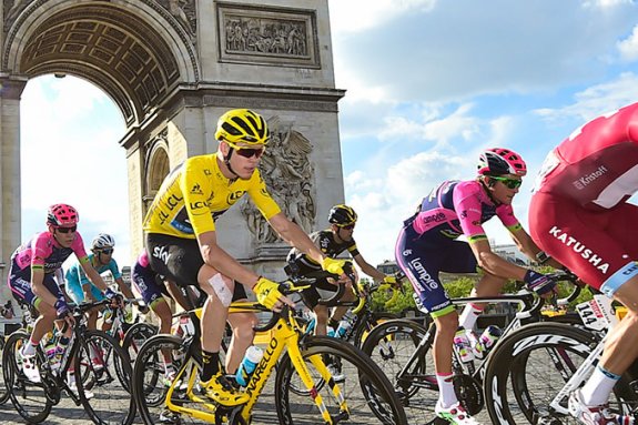 Yellow jersey tour de France cyclist in Peleton at the Arc d'Triumph