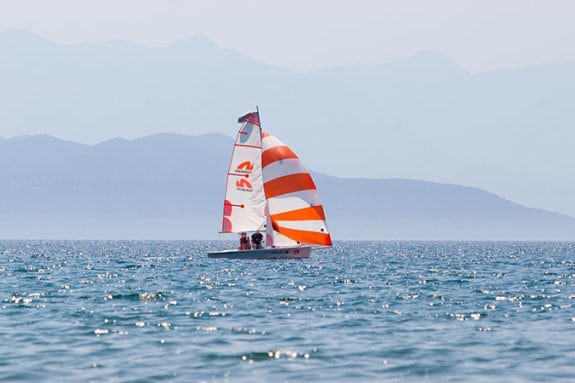 Dinghy sailing with asymmetric spinnaker 
