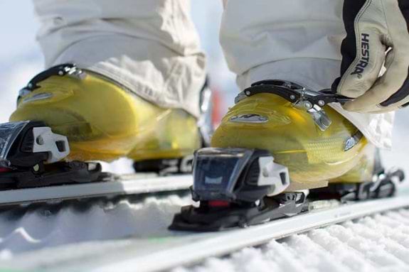 clipping ski boots