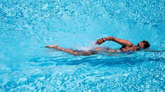 girl doing front crawl in swimming pool