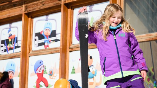girl holding a ski