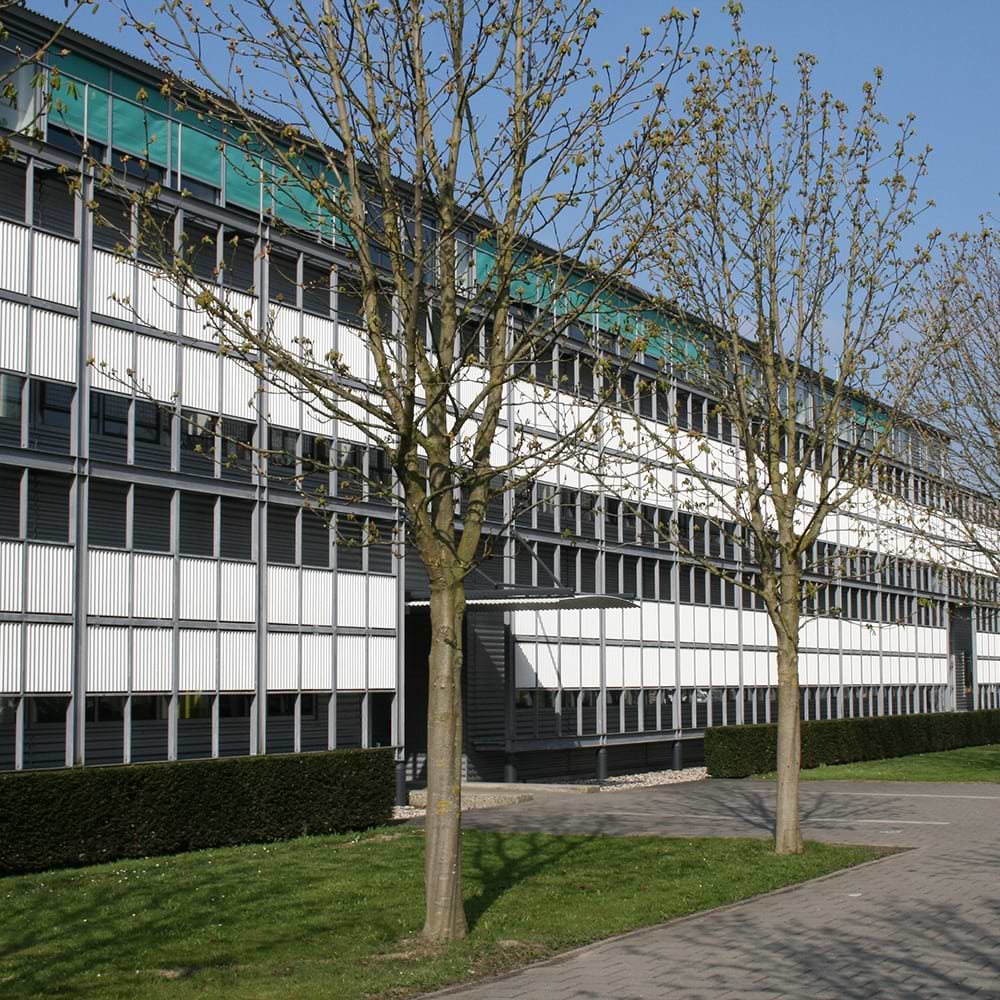 Binnenhaven 5, Ten Houten gebouw, Wageningen. Kadans ontwikkelde voor Eurofins Agro een locatie met kantoorruimten en laboratoriumfaciliteiten. Binnenhaven 5 ligt op het Bio Science Park in Wageningen, dicht bij Wageningen Campus.