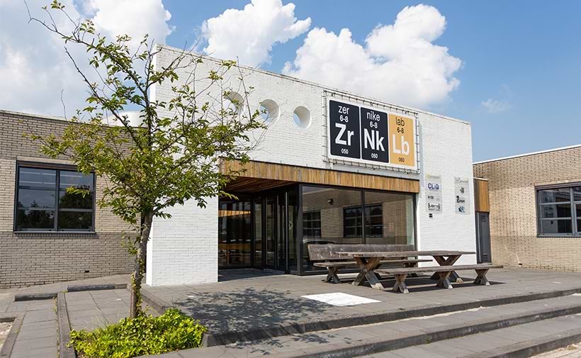 Het ZernikeLab is een multi-tenantgebouw van ruim 2.600 m2 groot gevestigd op de Zernike Campus in Groningen. De ligging naast de Rijksuniversiteit Groningen en de Hanzehogeschool Groningen maakt het ZernikeLab een perfecte locatie voor bedrijven werkzaam in de kennisintensieve sector.
