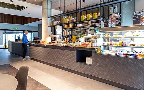 Kennispoort is een bedrijfsverzamelgebouw in Eindhoven en beschikt over ruim 8.100 m² aan kantoren, inclusief een groot restaurant, lobby voor ontvangst van bezoekers en verschillende vergaderfaciliteiten, verdeeld over 8 verdiepingen.