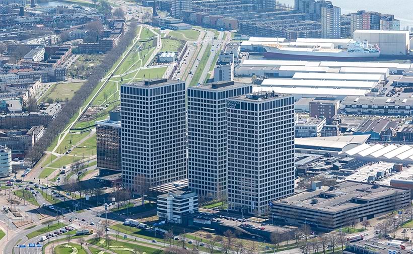 Rotterdam Science Tower werd in 1975 gebouwd en ontworpen door het in de VS gevestigde, veelgeprezen architectenbureau Skidmore, Owings Merrill (SOM). Rotterdam Science Tower heeft een hoogte van ca. 95 meter en grootte van ca. 32.766 m², verdeeld over 21 verdiepingen. De grote kozijnen en een natuurstenen buitenkant maakt het tot een echte landmark. Elke verdieping biedt ca. 1.500 m² aan kantoor- of laboratoriumruimte met prachtig uitzicht over de Rotterdamse haven en stad. De verdeling tussen lab- en kantoorruimte is aan u. Tijdens de Fit-Out begeleiden wij in dit proces zodat u de ideale omgeving kunt creëren voor uw onderneming. Alles is er op gericht om u als huurder volledig te ontzien, zodat u zich kunt richten op innovatie en R&D.