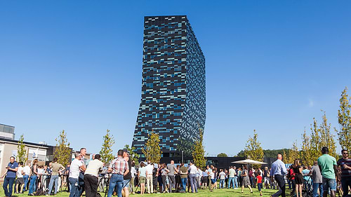 86 meters and 18 floors filled with innovation: a real landmark for Nijmegen and its surroundings. Thanks to the special 52-degree kink in the façade, 52Nijmegen is an inviting gesture to visitors and users. 52Nijmegen offers more than 25,000 m2 of lettable floor space consisting of laboratories, offices, meeting rooms, a bar and restaurant. Are you looking for larger, high-quality laboratories or office space? 52Nijmegen currently houses 14 companies active in the semiconductor, high tech, customer and consultancy sectors. Your lab or office space in 52Nijmegen? Contact us directly for the possibilities!