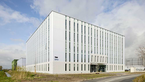 Plus Ultra Groningen is the newest state-of-the-art building on the Zernike Campus in Groningen. With a wide range of office and lab spaces and meeting places, Plus Ultra Groningen facilitates the formation of a strong community of which every tenant can be a part. Research and innovation in the field of energy, technology and sustainability is the connecting force between all users. Plus Ultra’ means ‘further and further’. This name perfectly matches the building’s values. The name is a direct reference to the drive to keep innovating and improving One of the strengths of a multi-tenant building is the sharing of facilities. All facilities in Plus Ultra Groningen are therefore made available to all users as much as possible. Plus Ultra Groningen also has the possibility of flexible floor layouts. This allows each tenant to create their perfect ratio of office space and lab space. The beating heart of Plus Ultra Groningen is the well-lit and central atrium. The atrium is a place where tenants and visitors can come together, enhancing the experiential quality of the building. Locating your organisation in Plus Ultra Groningen? Don’t hesitate to contact us!