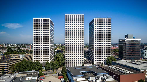 Elke verdieping biedt ca. 1.500 m² aan laboratorium- of kantoorruimte met prachtig uitzicht over de Rotterdamse haven en stad. De verdeling tussen lab- en kantoorruimte is volledig zelf te bepalen. Tijdens de Fit-Out begeleiden wij in dit proces zodat jij de ideale omgeving kunt creëren voor je onderneming. Alles is er op gericht om onze huurders volledig te ontzien, zodat jij je kunt richten op innovatie en R&D.  Jouw kantoor of labruimte in Rotterdam Science Tower? Neem direct contact met ons op voor de mogelijkheden!