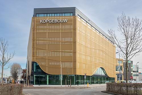 The Kopgebouw features a central atrium and a direct connection to the Duurzaamheidsfabriek on the fourth floor via a pedestrian bridge. The ground floor and the first three floors of the building are available for innovative companies and startups in the fields of sustainability, energy, new manufacturing, and innovative maritime solutions. The atrium provides space for lunch, flexible working, meetings, and celebrating successes. Additionally, there are meeting facilities available on the ground floor.