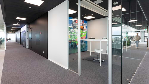 Each floor offers approximately 1,500 m² of laboratory or office space with stunning views over the Rotterdam harbor and city. The allocation between lab and office space is fully customizable. During the fit-out process, we provide guidance to help you create the ideal environment for your business. Everything is geared towards fully supporting our tenants, allowing you to focus on innovation and R&D.