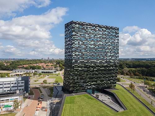 86 meter en 18 verdiepingen gevuld met innovatie: een echt herkenningspunt voor Nijmegen en omgeving. Dankzij de bijzondere knik van 52 graden in de gevel vormt 52Nijmegen een uitnodigend gebaar naar bezoekers en gebruikers. 52Nijmegen biedt ruim 25.000 m2 verhuurbaar vloeroppervlak bestaande uit kantoren, laboratoria, ontmoetingsruimten, een bar en restaurant.
