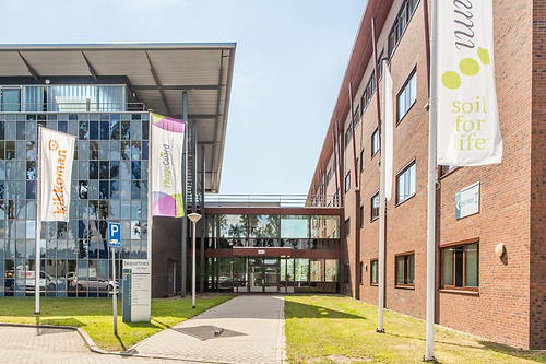 BioPartner Center Wageningen offers office space and laboratory facilities for companies in the life sciences, food and health sectors. The building's incubator function encourages contact and cooperation between companies. BioPartner Center offers facilities for experienced companies, but also for start-ups and scale-ups. Innovative ideas are given the opportunity to grow here. Kadans Science Partner has extensive experience in finding the right specific solutions. Our specialist knowledge in the field of knowledge-intensive housing enables us to offer accommodation that perfectly matches the needs of your company. Establishing a business at the BioPartner Center does not only mean an excellent workplace and access to the science park, but also access to a large network of companies and institutions active in the life sciences, food and health sectors in the Food Valley region.