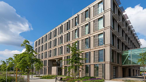 ‘Plus Ultra’ means “ever further”, in reference to the drive to keep innovating and improving. With this vision, Kadans Science Partner developed this building. 7,500m² of laboratories, cleanrooms, pilot plants, meeting rooms, presentation spaces and offices. An incubator function has also been realised where support, innovation and development are central. In addition, it is also physically linked to Plus Ultra II. Plus Ultra and Plus Ultra II have their own car park with more than 300 parking spaces, so clients and visitors never have to walk far. There is also private bicycle parking between the car park and the building. Of course, both electric cars and bicycles have also been considered. Would you like to set up your business in one of the most modern and sustainable buildings on Wageningen University Campus: Plus Ultra? Then get in touch with us. We would like to hear your specific requirements so that we can offer you a space that suits your business.