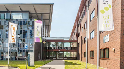 BioPartner Center Wageningen biedt laboratoriumfaciliteiten en kantoorruimten voor bedrijven in de life sciences, agri en food sectoren. Door de incubatorfunctie van het gebouw wordt contact en samenwerking tussen bedrijven gestimuleerd. BioPartner Center biedt faciliteiten voor ervaren bedrijven, maar ook voor start-ups en scale-ups. Innovatieve ideeën krijgen hier de kans om te groeien. Kadans Science Partner heeft ruime ervaring in het vinden van de juiste specifieke oplossingen. Door onze specialistische kennis op het gebied van kennisintensieve huisvesting zijn wij in staat huisvesting te bieden die perfect aansluit bij de wensen van uw bedrijf. Vestigen in BioPartner Center betekent niet alleen een uitstekende werkplek en toegang tot het science park, maar ook toegang tot een groot netwerk aan bedrijven en instellingen die actief zijn in de life sciences, agri en food sectoren in de Food Valley regio.